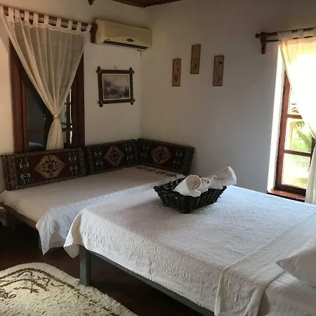 Salkim Konak Ve Agac Evler Selçuk